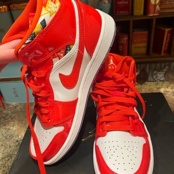 NEW NIKE AIR JORDAN 1 mid SE BARCELONA Mens Sz 7 Red and white main image 14